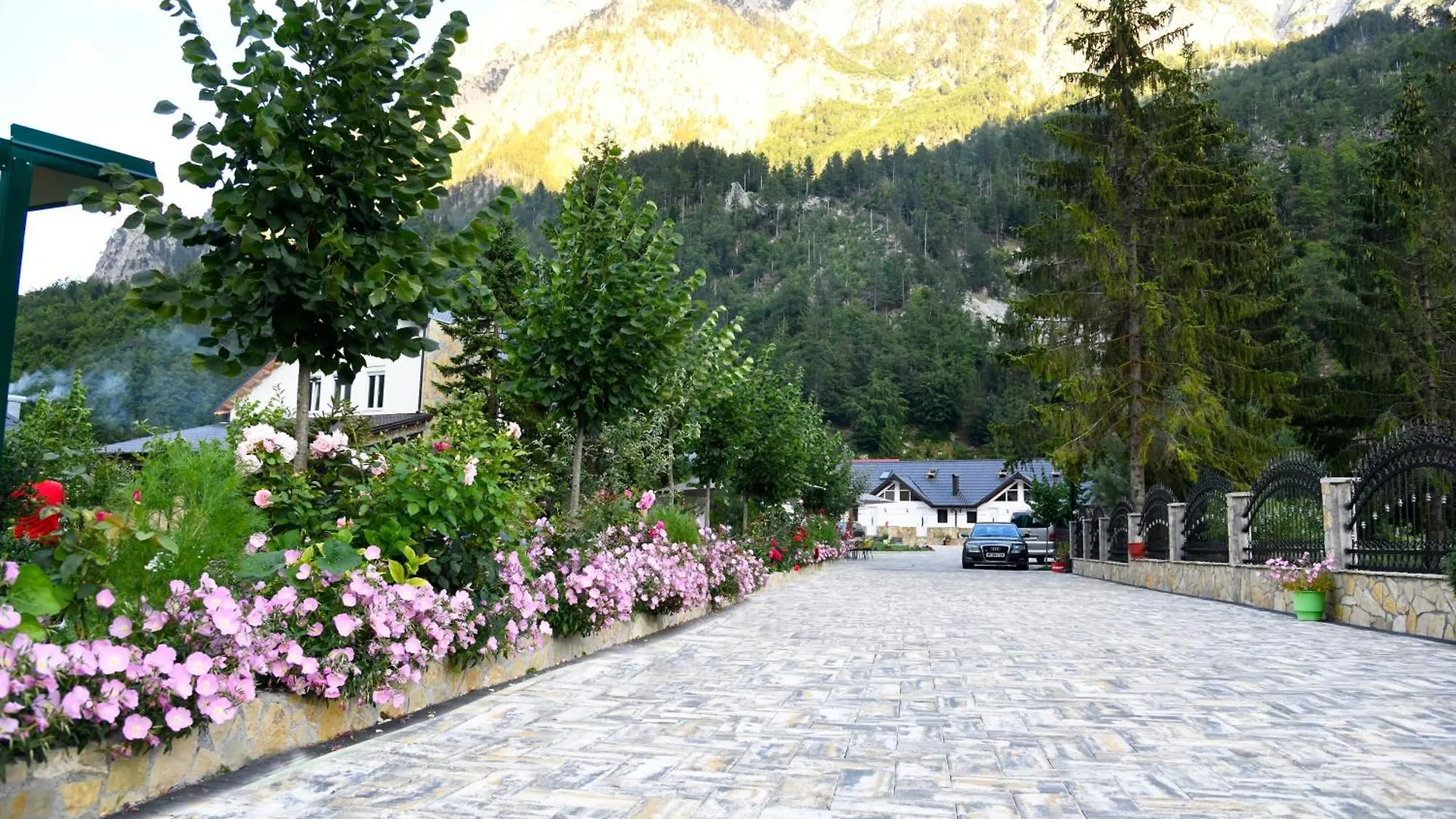 Breezy Hotel Valbone 0*,  Albanien